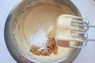 再继续打到立起打蛋形成小尖勾，再加入最后的红糖和玉米淀粉