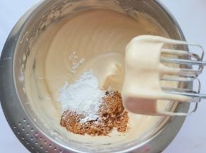 再继续打到立起打蛋形成小尖勾，再加入最后的红糖和玉米淀粉