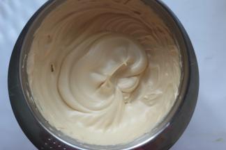 再继续打到提起打蛋头形成硬性尖勾，而又细腻的蛋白霜