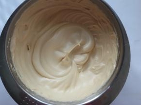 再继续打到提起打蛋头形成硬性尖勾，而又细腻的蛋白霜