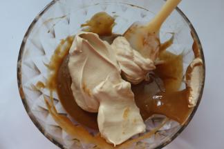 将打好的蛋白霜取三分之一到蛋黄糊里面，用刮刀以切拌、从2点钟往8点钟方向由下往上翻拌的方式，将蛋糕糊混合均匀好，混合到看不见蛋白即可