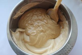 将刚刚混合好的面糊倒回蛋白里，再同样以切拌、从2点钟往8点钟方向由下往上翻拌的方式，将蛋糕糊混合均匀好