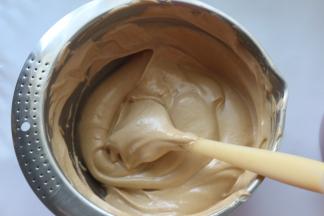 混合到看不见蛋白即可，混合好的面糊是呈流动性的但也是比较粘稠的