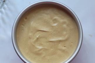 混合好的面糊倒入学厨6寸的粉色模具里，倒入8分满就好，不要倒太多，倒入好后，模具震几下震出大气泡，再用牙签处理表面的小气泡