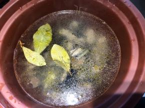 重新烧开一锅清水，倒入紫砂锅内，水量在最低水位和最高水位之间