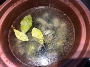 重新烧开一锅清水，倒入紫砂锅内，水量在最低水位和最高水位之间