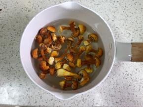 炖汤的时候来准备姬松茸，清洗干净，冷水泡发