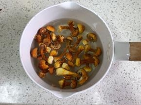 炖汤的时候来准备姬松茸，清洗干净，冷水泡发