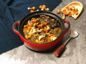 三小时结束，汤里放适量盐和白胡椒粉调味