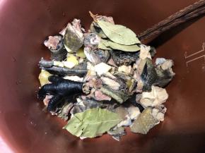 捞出鸡肉，煮过鸡肉的水就不要了，把鸡肉放到紫砂锅里，放入三片香叶，1小块姜，一个砂仁