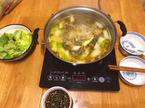 可以直接把它当火锅底，上火，涮菜吧～～～