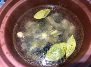 把紫砂锅插上电，选择营养汤模式，3个小时