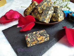 加了红枣的牛轧糖，看起来是不是很像阿胶糕呢？口感也是棒棒哒……