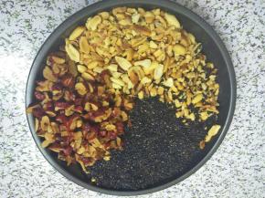 花生炒熟擀碎，红枣去核切细，芝麻炒熟