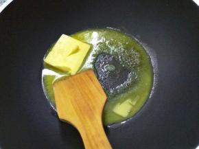 e小火热锅，放入黄油融化