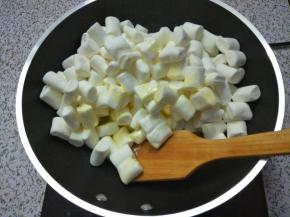 倒入棉花糖，翻炒