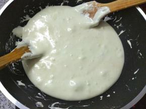 u最好用两把铲翻炒，这样炒得更均匀些，炒到棉花糖完全融化