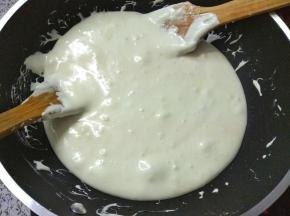 u最好用两把铲翻炒，这样炒得更均匀些，炒到棉花糖完全融化