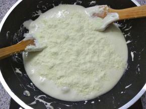 倒入奶粉，翻炒均匀混合