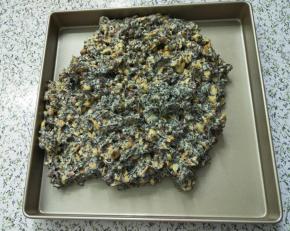 趁热倒在金盘里，普通金盘防粘不够好的话，要先铺上一层油纸或油布，不然会很粘