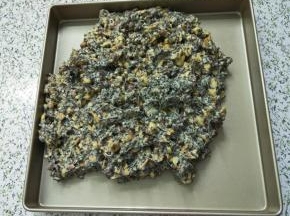 趁热倒在金盘里，普通金盘防粘不够好的话，要先铺上一层油纸或油布，不然会很粘