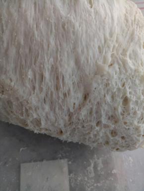 中种材料混合揉至无干粉，放保鲜盒密封放冰箱冷藏17-20小时，如图出蜂窝就可以了。