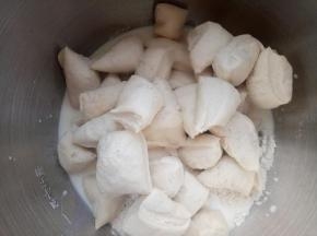 把中种面团切成小块与主面团(除黄油和盐)材料混合。