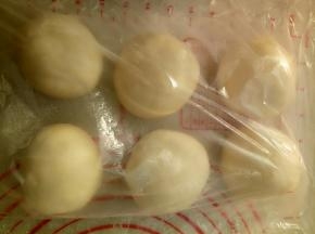 正常这个方子可以做9个，80克一个。分好份之后盖保鲜膜醒30分钟。