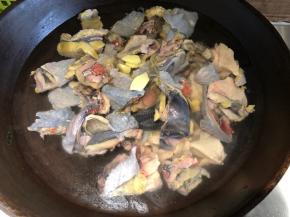 首先，处理鸡肉，需要乌鸡，当然没有的话用一般的土鸡就可以，注意炖鸡需要用母鸡哈～鸡肉砍小，用清水浸泡1小时，中途换水，清洗干净，倒入锅内，锅内倒入清水，倒适量料酒，加两片姜片，开火