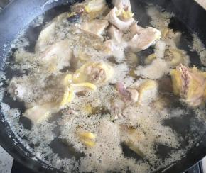 直到水开，鸡肉全部变色，关火