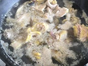 直到水开，鸡肉全部变色，关火
