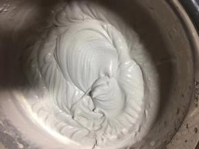 在奶油中加入热水冲好的咖啡。如果有咖啡原液的最好。