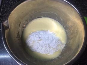 将过筛的各种粉倒入蛋糊中，轻轻搅拌均匀。