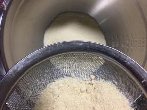 将杏仁粉、糖粉和低筋面粉一起倒入打蛋盆，过筛，这一步一定不能少，没过筛的杏仁粉是会有结块的。

烤箱小的话将食谱杏仁海绵蛋糕的材料除以2，就是一盘28*28蛋糕的量
