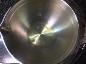 将蛋清放入一个无油无水的容器里。