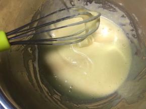 当周围出现大气泡时慢慢的打发，因为气泡大的时候容易互相消泡，所以慢慢打收一下气泡。