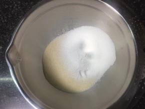 过筛后的杏仁粉混合物。