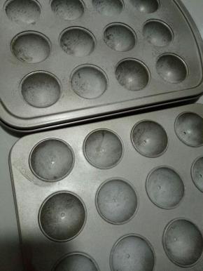 将抹好油的模具内撒一层低粉（抹油和撒低粉这2步也可以省略，我是习惯了抹油撒低粉，这样有助于更好的脱模）放一旁备用