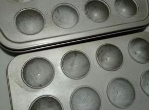 将抹好油的模具内撒一层低粉（抹油和撒低粉这2步也可以省略，我是习惯了抹油撒低粉，这样有助于更好的脱模）放一旁备用