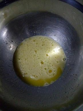 开始170度预热烤箱
鸡蛋内加入白砂糖，用手动打蛋器打散至白砂糖融化