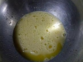 开始170度预热烤箱
鸡蛋内加入白砂糖，用手动打蛋器打散至白砂糖融化