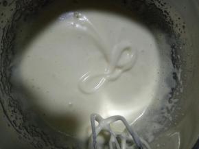 打蛋盆坐温水，电动打蛋器开高速打发至蛋液画8字不消失