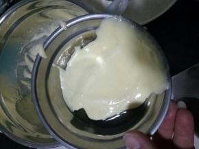 取一些蛋糕糊放入融化好的黄油中快速拌匀