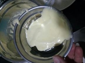 取一些蛋糕糊放入融化好的黄油中快速拌匀