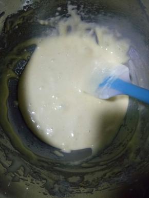 再倒回到蛋糕糊里继续拌匀