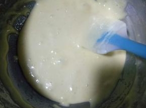 再倒回到蛋糕糊里继续拌匀