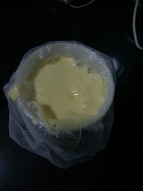 拌好的蛋糕糊装入裱花袋