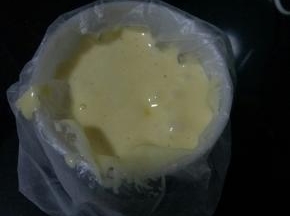 拌好的蛋糕糊装入裱花袋