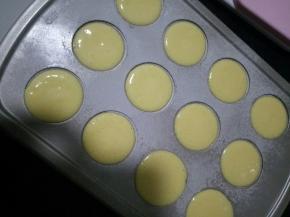 裱花袋剪小口（不要剪太小了）挤入到模具当中