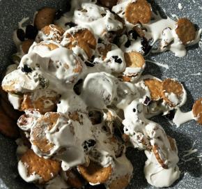 关火，将饼干和坚果倒入棉花糖中翻炒几下，让棉花糖包裹着坚果。